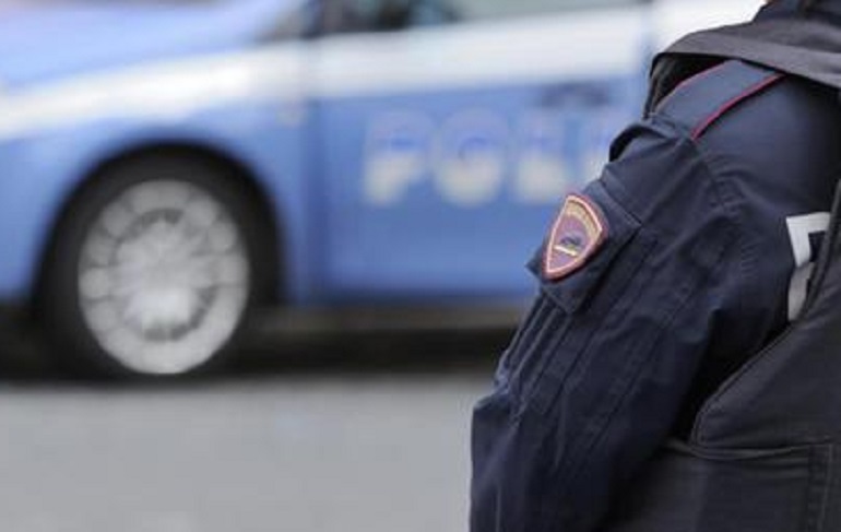 Bolzano, sgomberano il campo nomadi. Tre rom addentano il presidente di una cooperativa (foto Ansa)