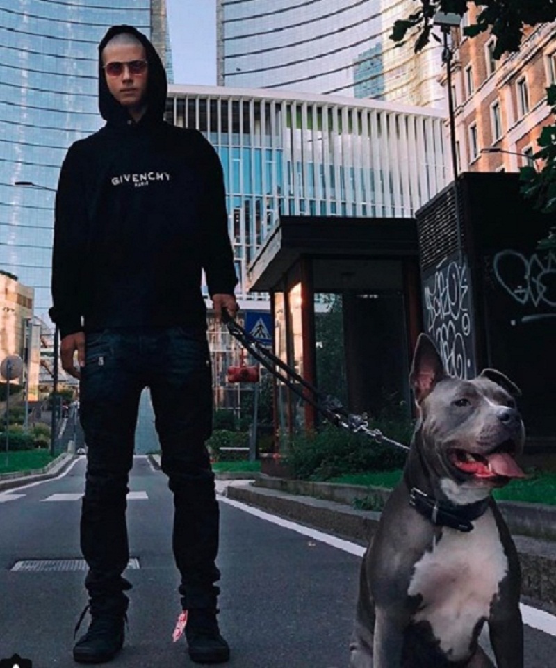 Carlos Maria Corona, prima gaffe social: "Almeno togli l'etichetta"