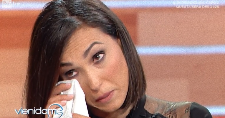 Flavio Insinna ricorda Fabrizio Frizzi in diretta. E Caterina Balivo si commuove