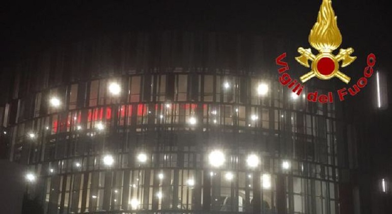 Sesto San Giovanni (Milano), si arrampica per gioco sul tetto del centro commerciale e cade: muore 15enne