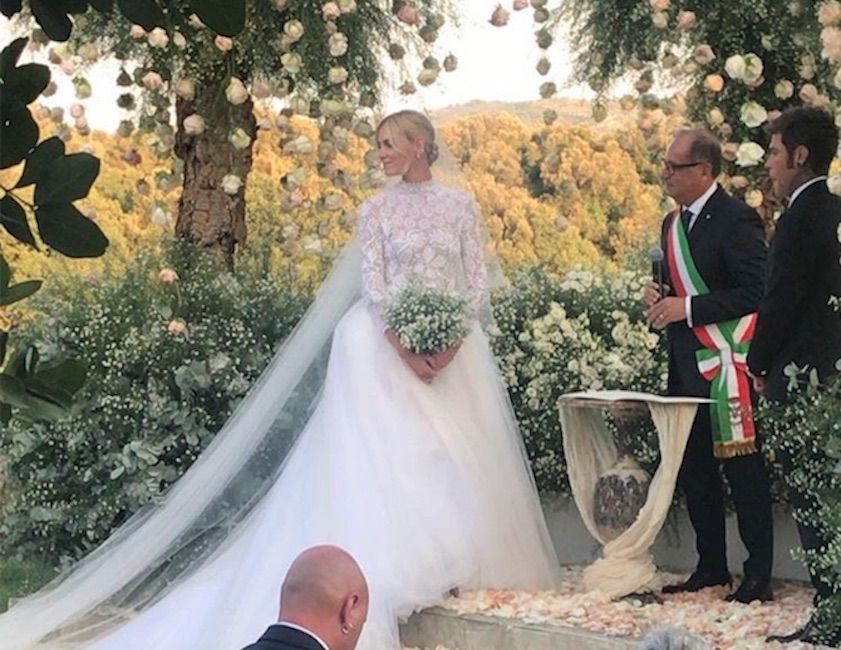#TheFerragnez, Chiara Ferragni arriva all'altare: l'abito bianco di tulle con spacco è favoloso