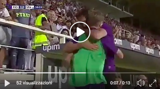 Federico Chiesa segna sotto gli occhi di papà Enrico e abbraccia il fratello Lorenzo (raccattapalle)