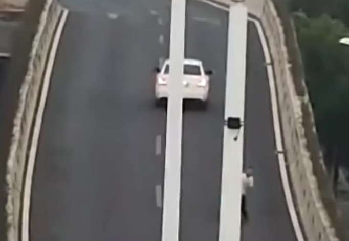 Cina, per evitare l'alcol-test si getta da un viadotto. Ma era sobrio VIDEO