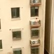 Cina, bambina intrappolata sulla facciata del palazzo: passanti si arrampicano e la salvano3