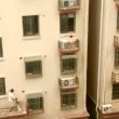 Cina, bambina intrappolata sulla facciata del palazzo: passanti si arrampicano e la salvano2