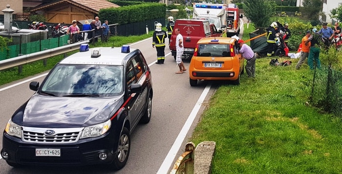 Cisliano (Mi). Chiede di abbassare la musica, prende una bottigliata: ne investe uno col Suv