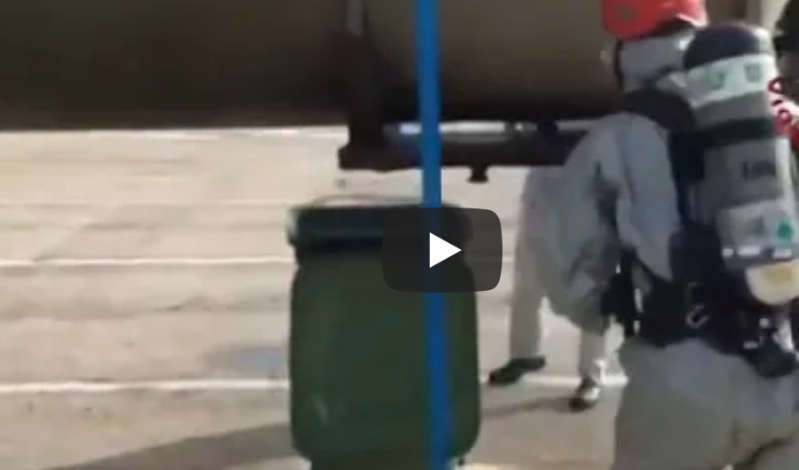 Camion cisterna perde acido cloridrico in autostrada VIDEO