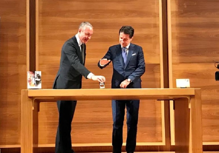 Giuseppe Conte, il premier timbra il francobollo che Poste ha dedicato a Padre Pio