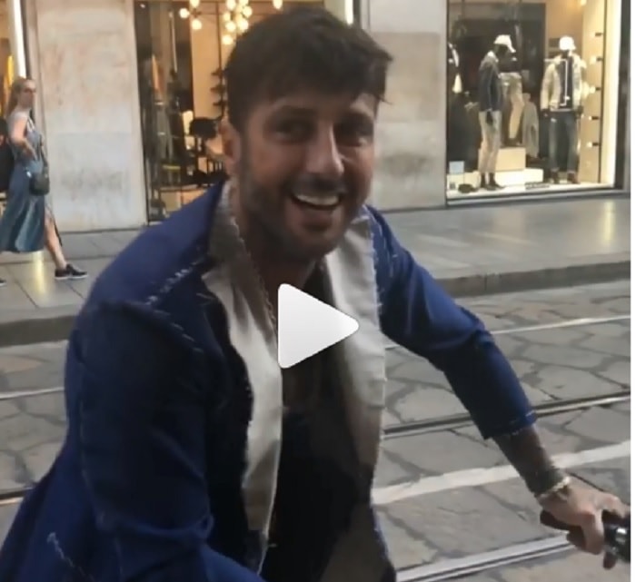 Fabrizio Corona cade dalla bici a Milano