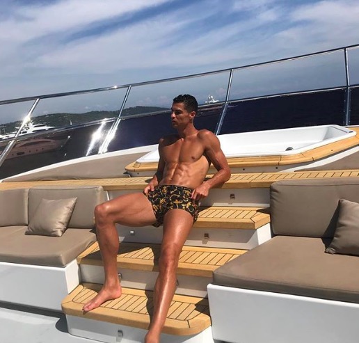 Cristiano Ronaldo, foto sullo yacht a Montecarlo: il segreto? La vitamina D