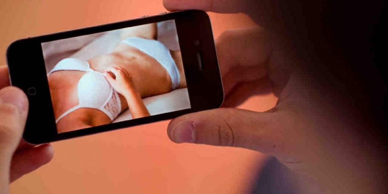 Bergamo, 15enne chatta per un anno con un uomo e gli manda foto osé. Poi scopre che era il padre