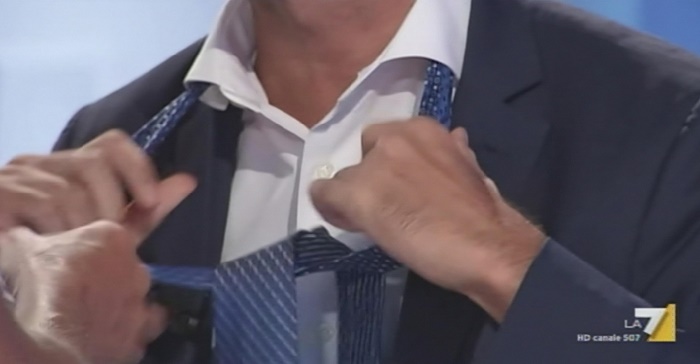 Myrta Merlino toglie in diretta la cravatta a Luigi Di Maio5