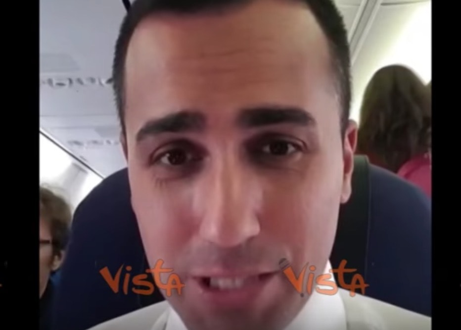 Luigi Di Maio fa vedere il biglietto del volo di linea: "No voli di Stato" VIDEO