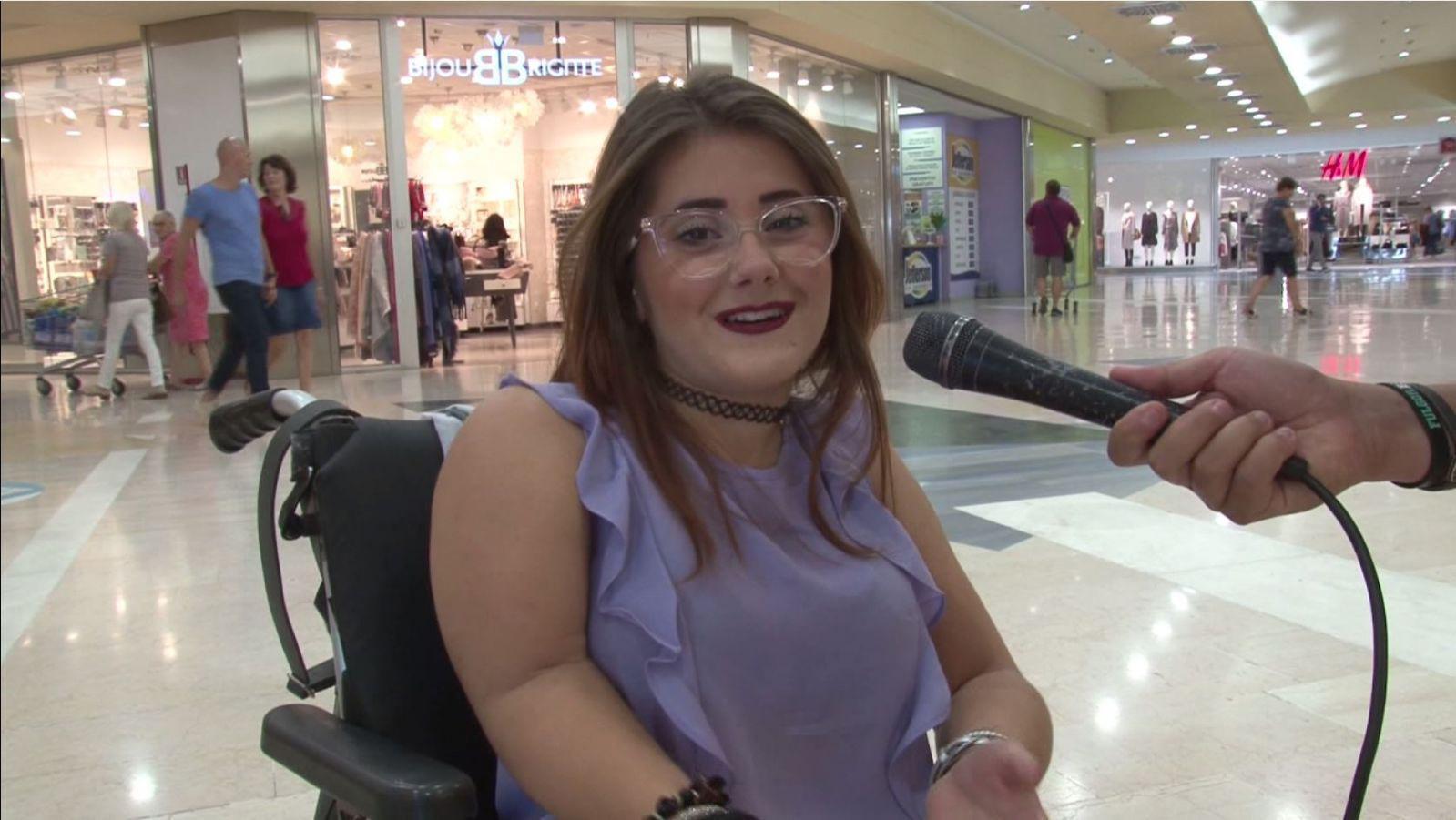 Sabrina Vittoni, la 21enne disabile che ha denunciato l?accaduto. Secondo i mediatori dellì'agenzia immobiliare non si tratta di un atto discriminatorio ma un problema di costi per adattare i locali alle esifgenze della ragazza. Il sindaco di Omegna Paolo Marchioni si è detto pronto ad aiutare Sabrina