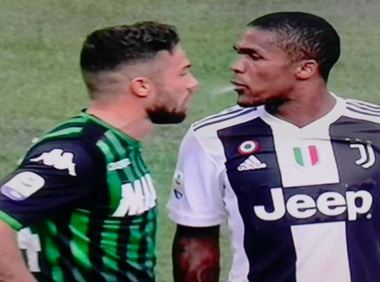 Douglas Costa sputo a Di Francesco, ora rischia la stangata dopo l'espulsione