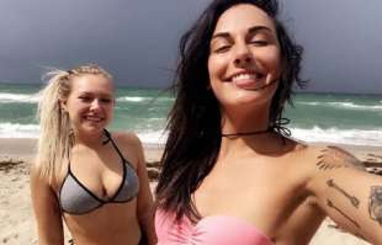 Tennesse, due diciannovenni si ubriacano in un bar e si spogliano in un bar. Il video fa il giro del mondo