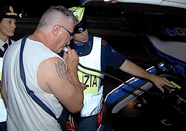 Trieste: ubriaca al volante (6 volte il limite) centra auto in sosta