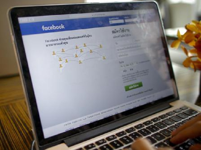 Scrivono "fuoco ai profughi": condannati a stare sei mesi senza Facebook. E a leggere libri
