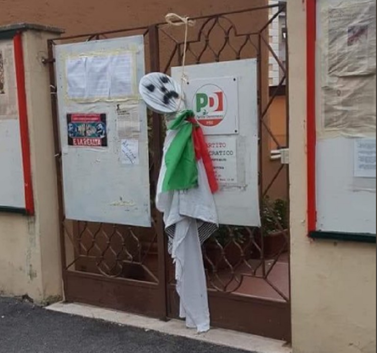 Roma, fantoccio impiccato davanti la sede del Pd: "Porci democristiani" FOTO