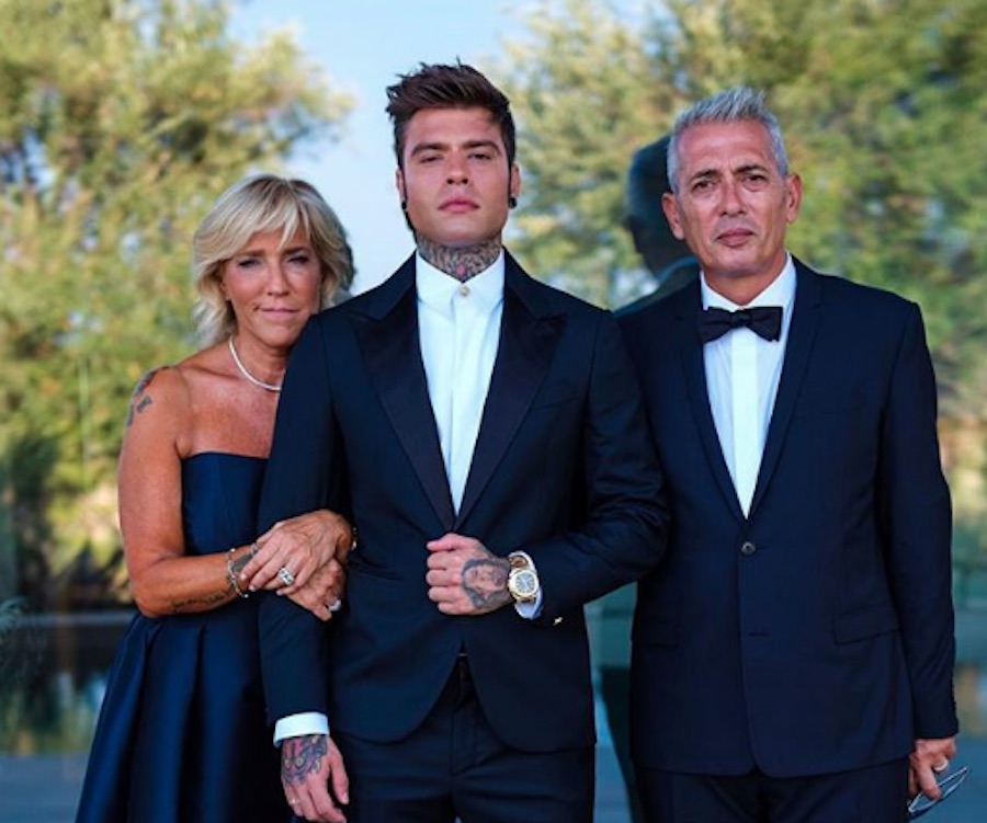 #TheFerragnez, Fedez attende all'altare con i genitori: "Ansia ne abbiamo?"