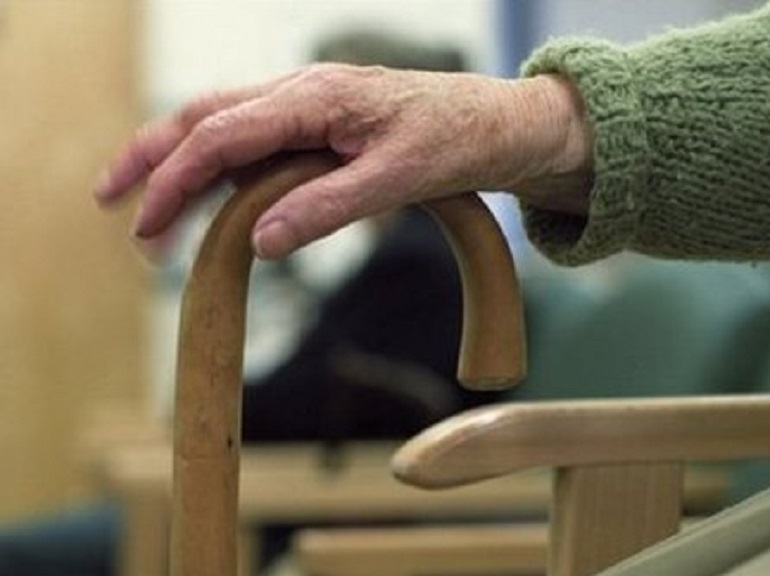 Taranto, donna di 104 anni operata al femore. In piedi dopo 48 ore: "Il mio segreto? Bevo due birre al giorno" (foto d'archivio Ansa)