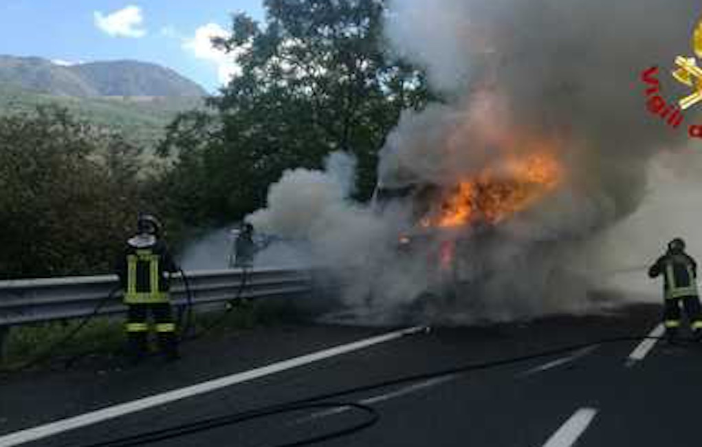 A14, Tir in fiamme tra Pescara Ovest e Pescara Sud: autostrada chiusa