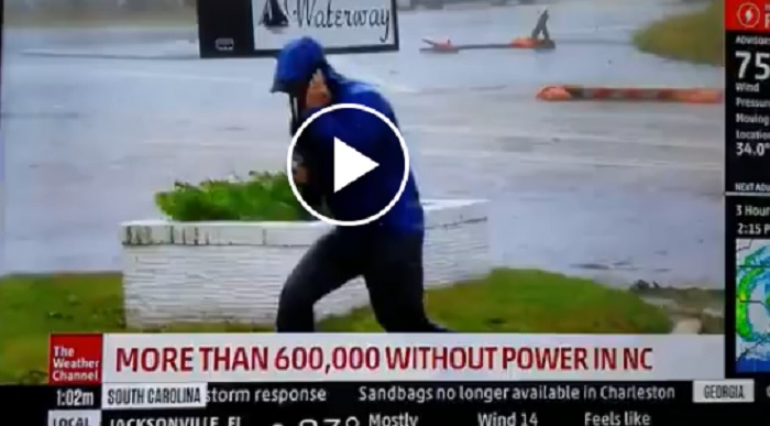 Florence reporter lotta col vento