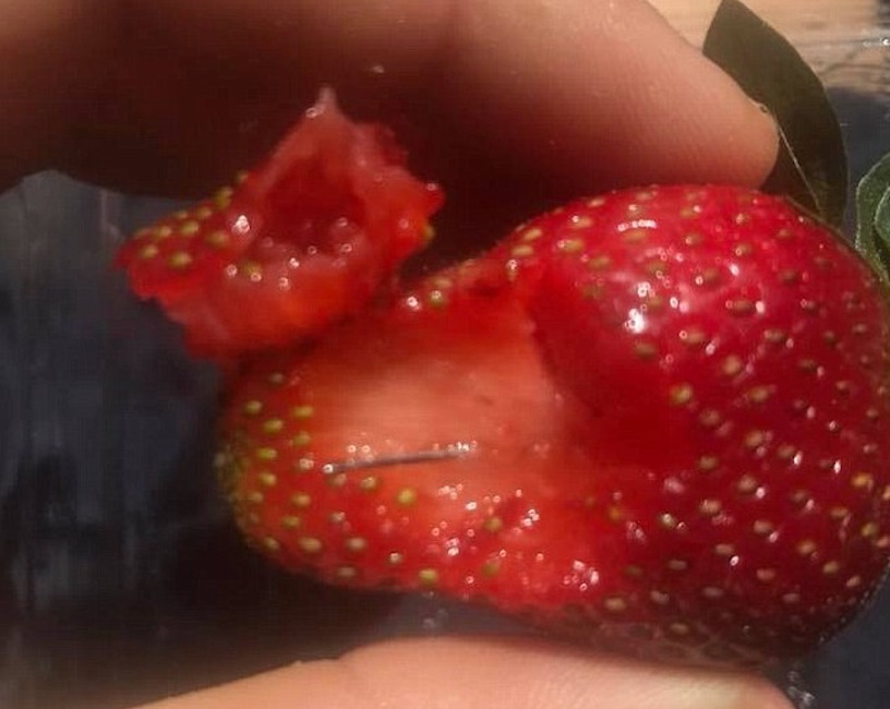 Spilli nelle fragole comprate al supermercato. Scatta l'allarme: "Rivolgetevi a un dottore"