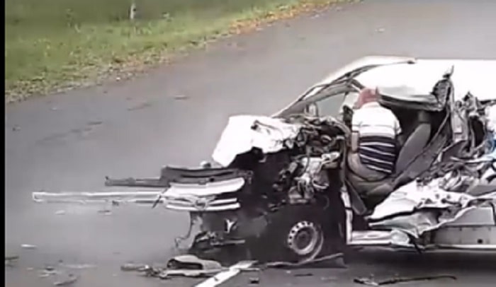 Ucraina, autista si addormenta alla guida: furgone contro camion