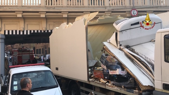 Genova, tir si incastra in curva in via Borzoli