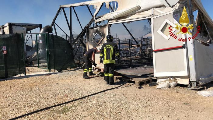 Cona (Venezia), incendio al centro profughi: in fiamme il dormitorio