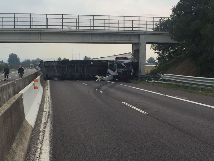 Bologna: Giampietro Moleri morto in incidente su autostrada A13. Il suo tir si è ribaltato