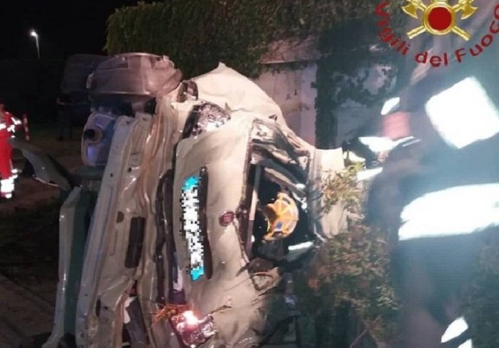 Guanzate (Como), incidente: auto accartocciata contro muretto. 3 ragazzi morti