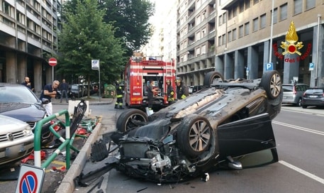 Rieti, suora sbanda per evitare un gatto nero. Auto si ribalta, lei è illesa