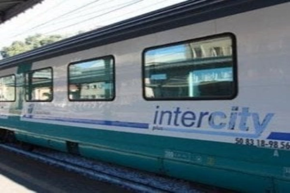 Intercity fermo nelle campagne di Caserta per un guasto al locomotore: 200 a bordo