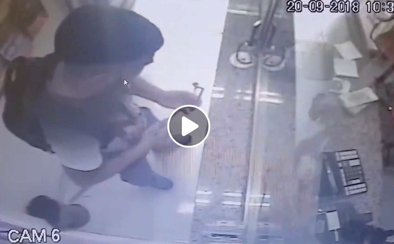 Napoli, ladro con asta per selfie: entra e porta via i soldi VIDEO