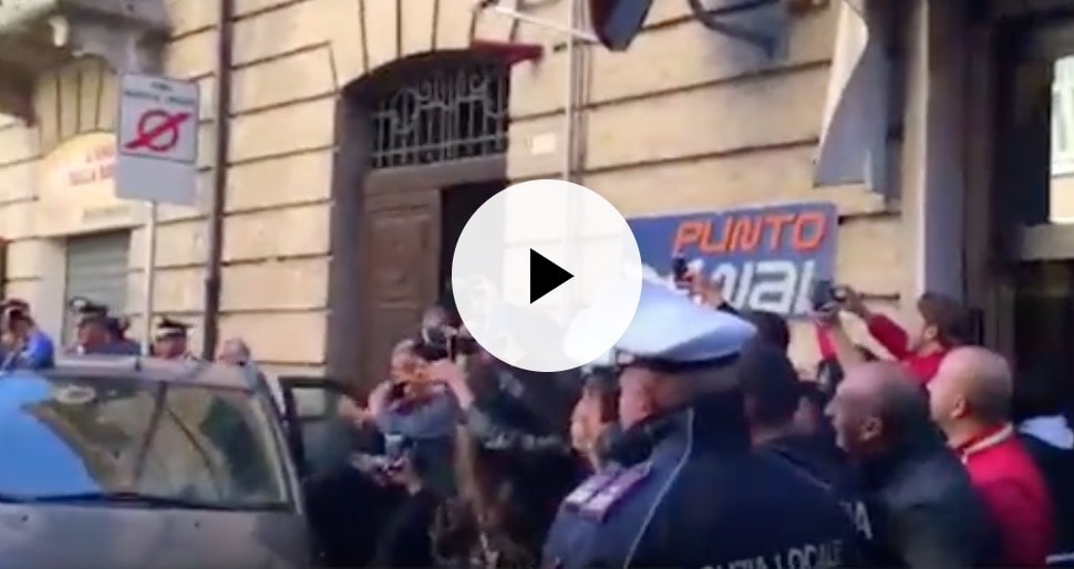 Lanciano, uno dei tre rapinatori rischia il linciaggio della folla durante l'arresto VIDEO