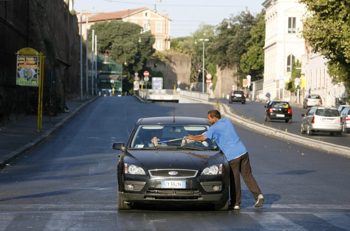 Torino, tolleranza zero contro i lavavetri: nel 2018 identificate 109 persone, sequestrate 506 spazzole