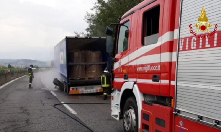 Taurisano (Lecce), tir travolge Mercedes: un morto e un ferito (foto Ansa)