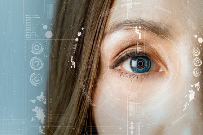 Lenti a contatto, ecco cosa non fare per evitare le infezioni (foto Ansa)