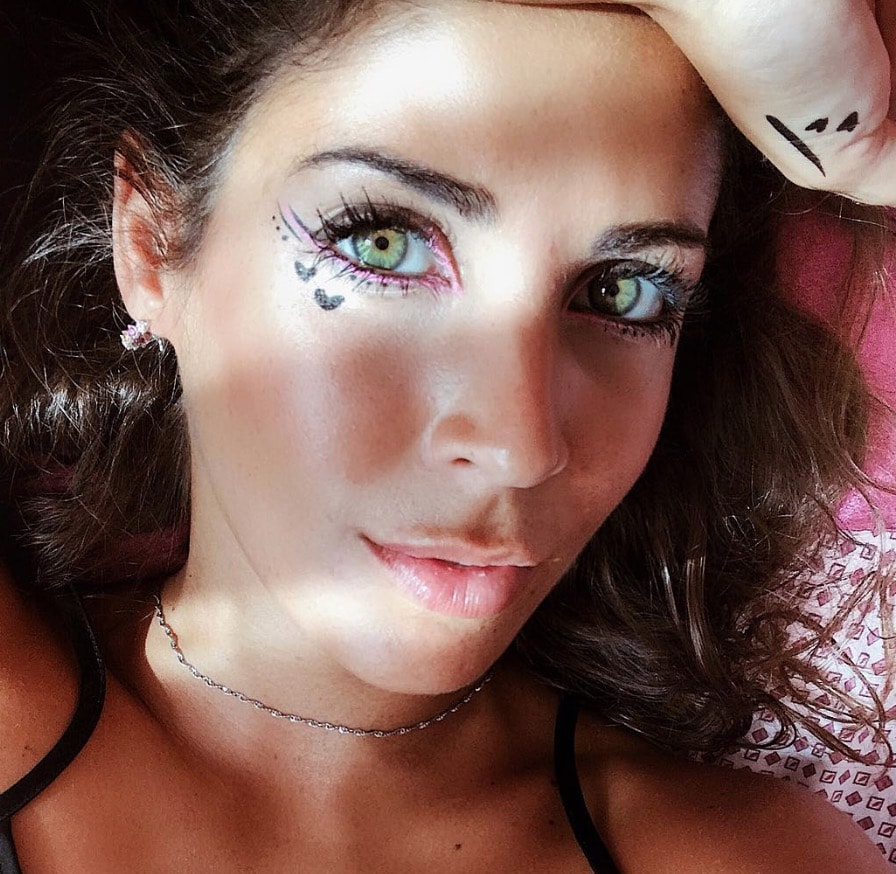 Martina Luchena: "Italia di mer**. Zingare in metro cercano di rubarti la tua stessa vita"