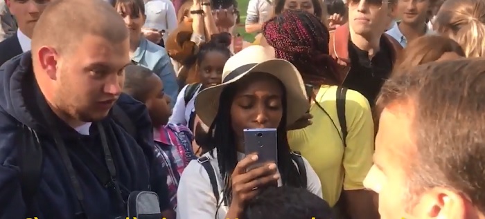 Macron con il disoccupato