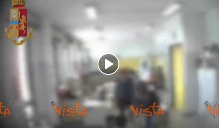 Alessandria, asilo: bimba non vuole star seduta, le maestre la strattonano VIDEO