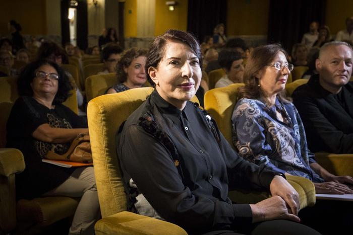 Marina Abramovic aggredita: tela tirata in testa a Firenze