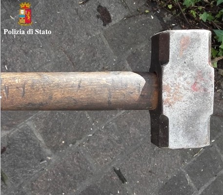 Avellino, prende a martellate una donna in strada e fugge. Caccia all'uomo