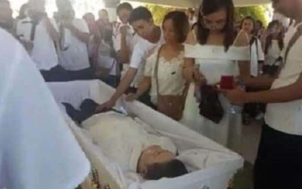 Matrimonio con la bara: sposa il fidanzato morto pochi giorni prima in un incidente