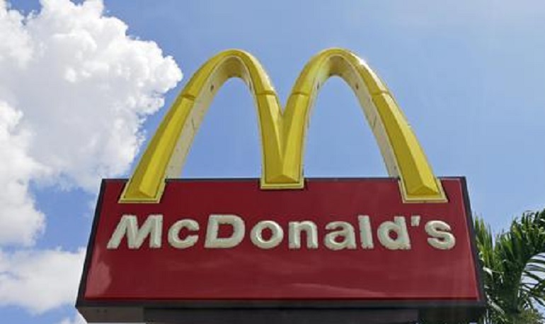 McDonald's, svolta salutista: hamburger senza conservanti (foto Ansa)