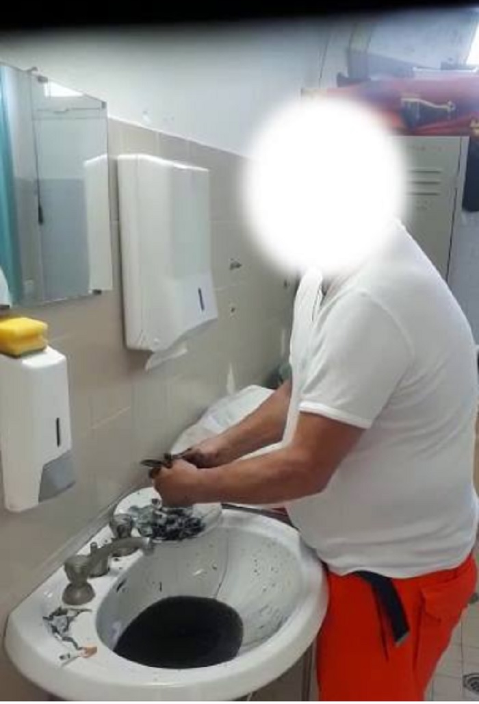 Medico pulisce seppie in ospedale: video su web, lo licenziano