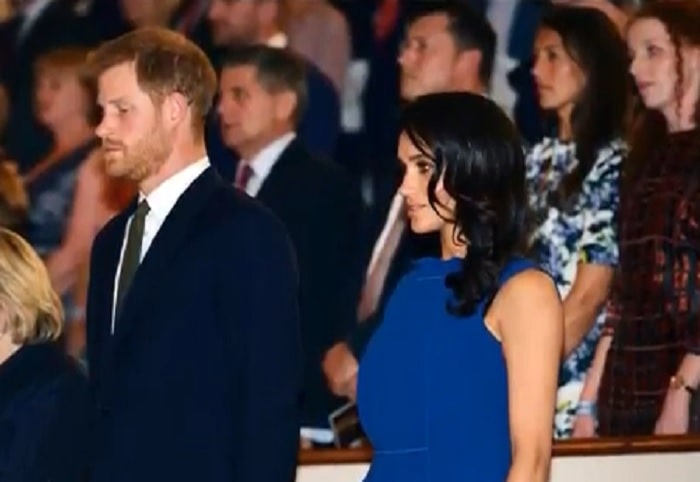 Meghan Markle già incinta? Il tubino blu desta più di un sospetto