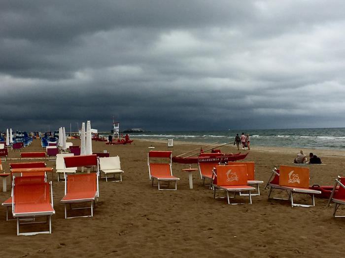 Previsioni meteo, arriva il maltempo: venti di burrasca e allerta gialla in 4 regioni